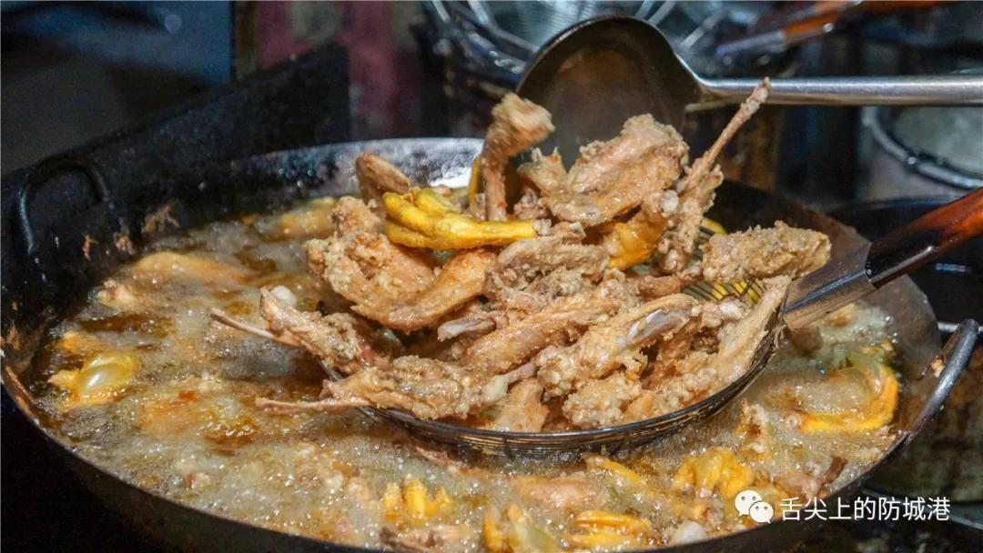 你愿意把夜晚交给谁？是舞台上的高跟鞋，还是大排长龙的宵夜摊