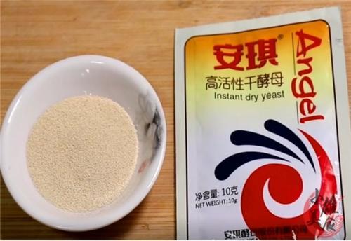 发面用酵母和泡打粉还用小苏打吗,酵母粉泡打粉小苏打和碱面的区别