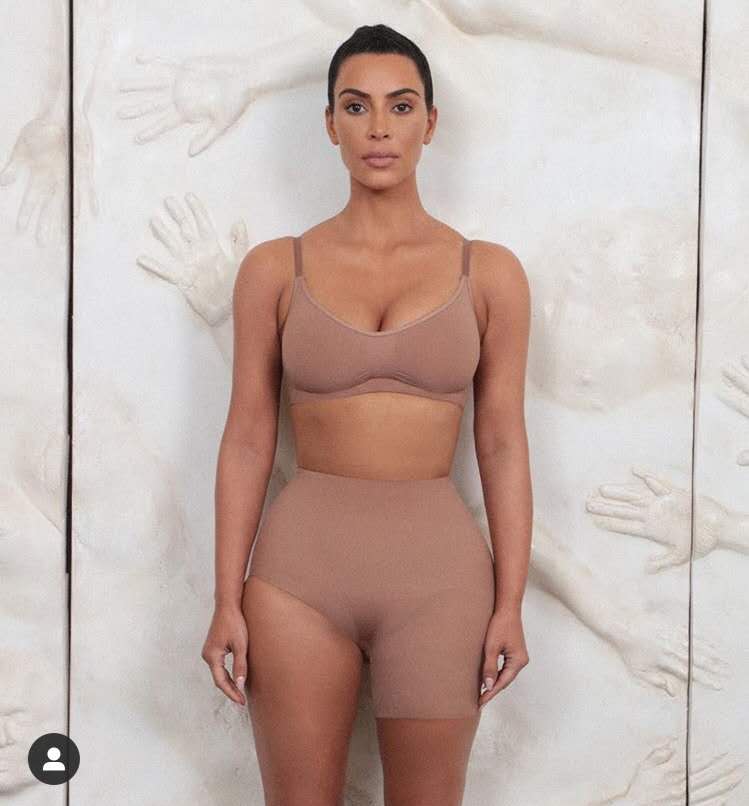 卡戴珊裸色系穿搭,卡戴珊裸色风格