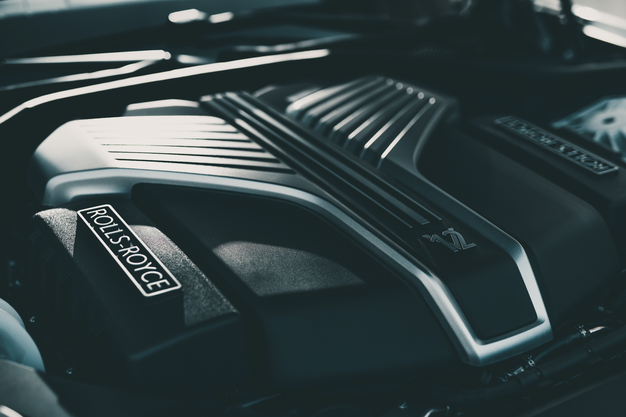 2022款劳斯莱斯古思特白色试驾,劳斯莱斯全新古思特驾驶感受