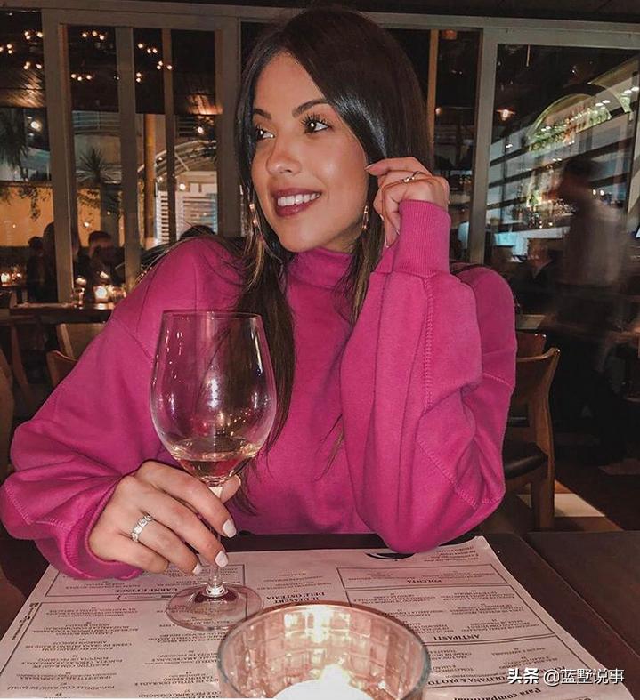 皇马小将维尼修斯女友玛利亚的魔鬼身材