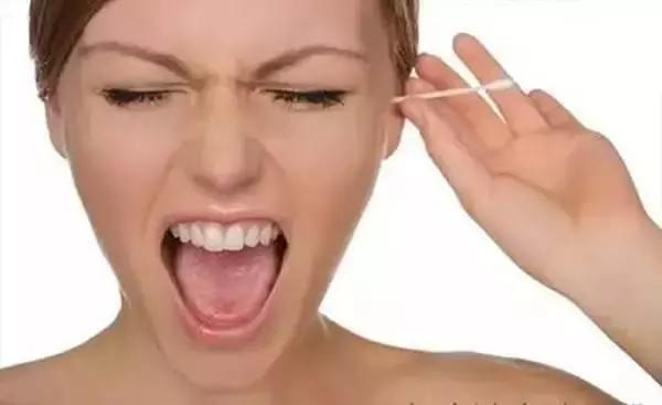 用棉签掏耳朵的危害动画,用棉签掏耳朵对身体有害吗