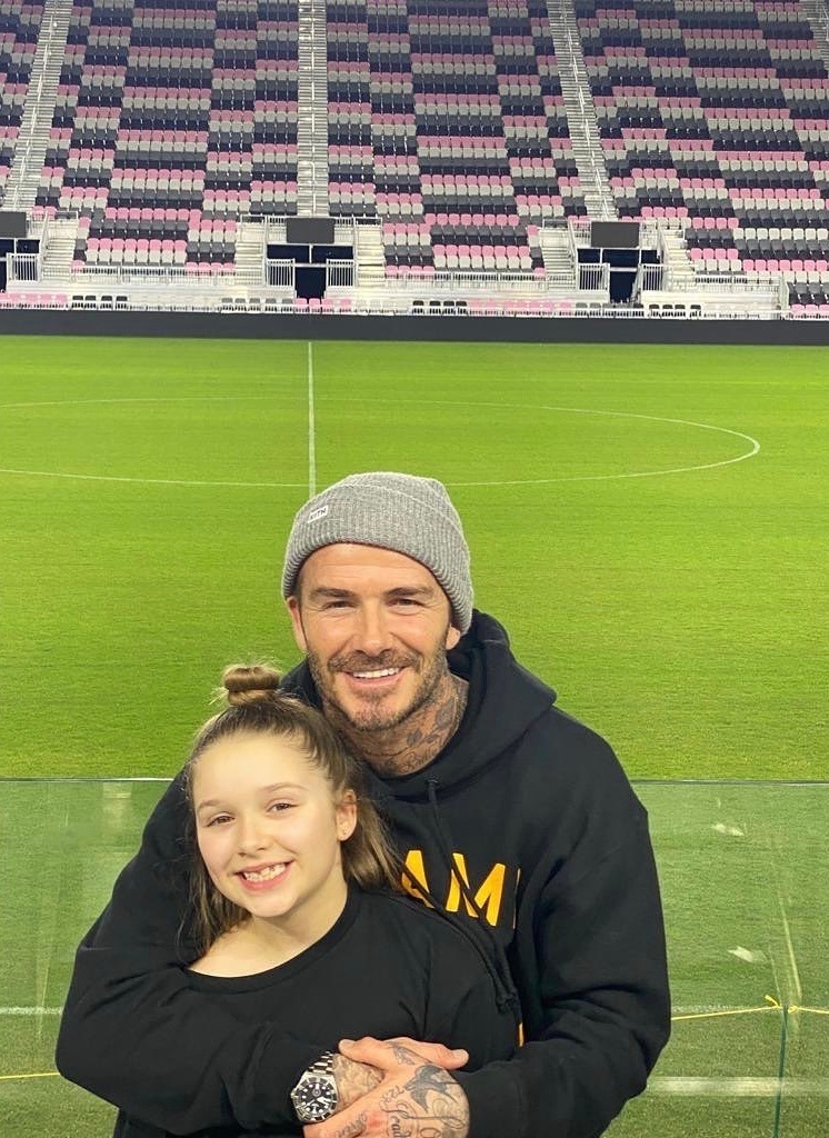 球场上比高低，小贝脱掉上衣秀八块腹肌，21岁长子肚子松弛油腻