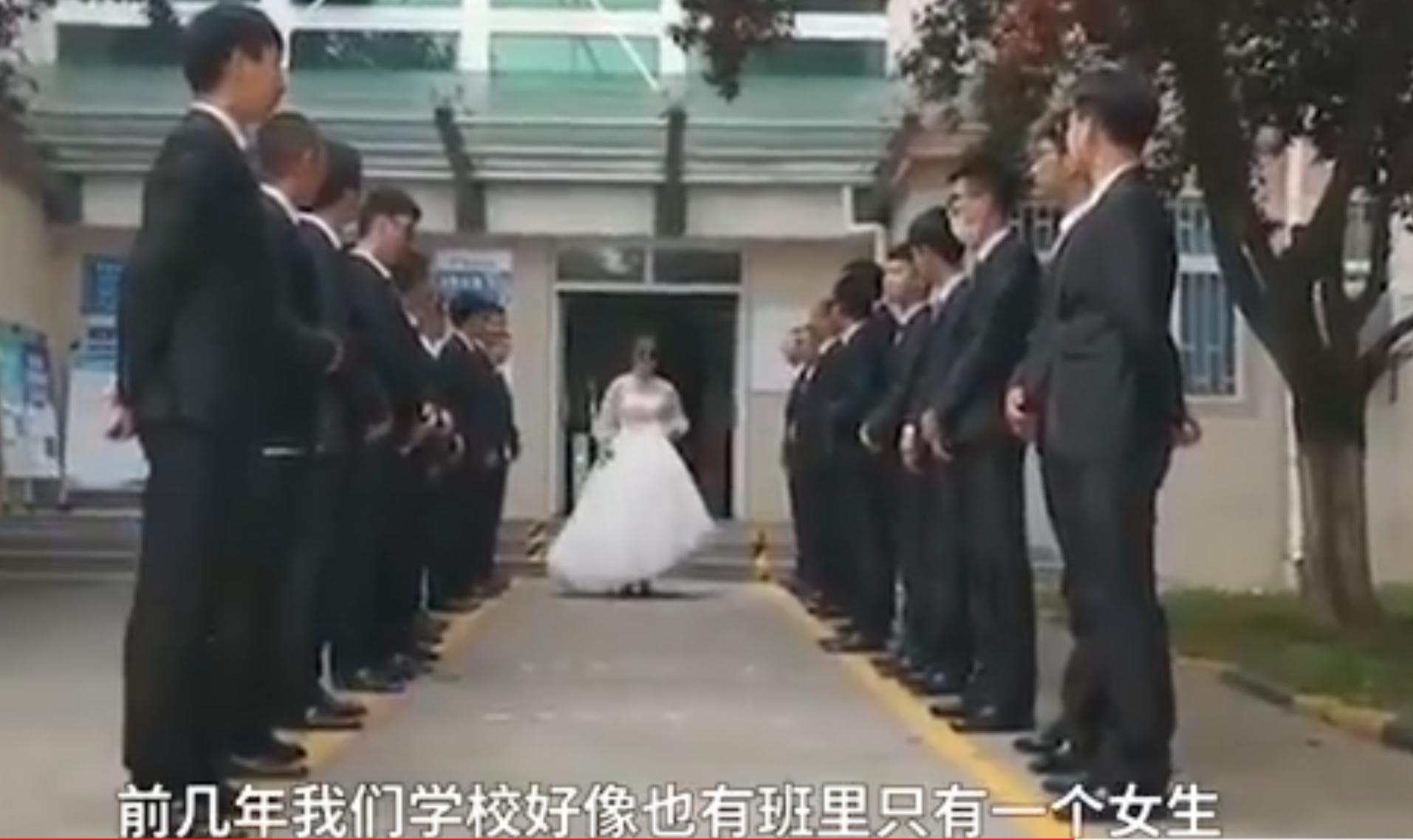 毕业班27名男生穿西装，给班里唯一女生备婚纱，只为圆她心中梦