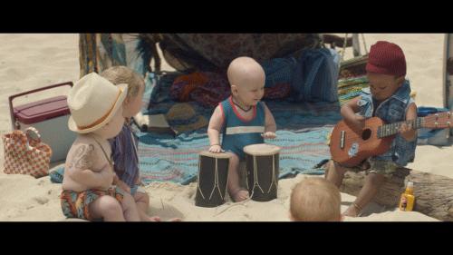 搞笑gif开心一刻我受了太多的委屈,踢足球腿抽筋搞笑gif