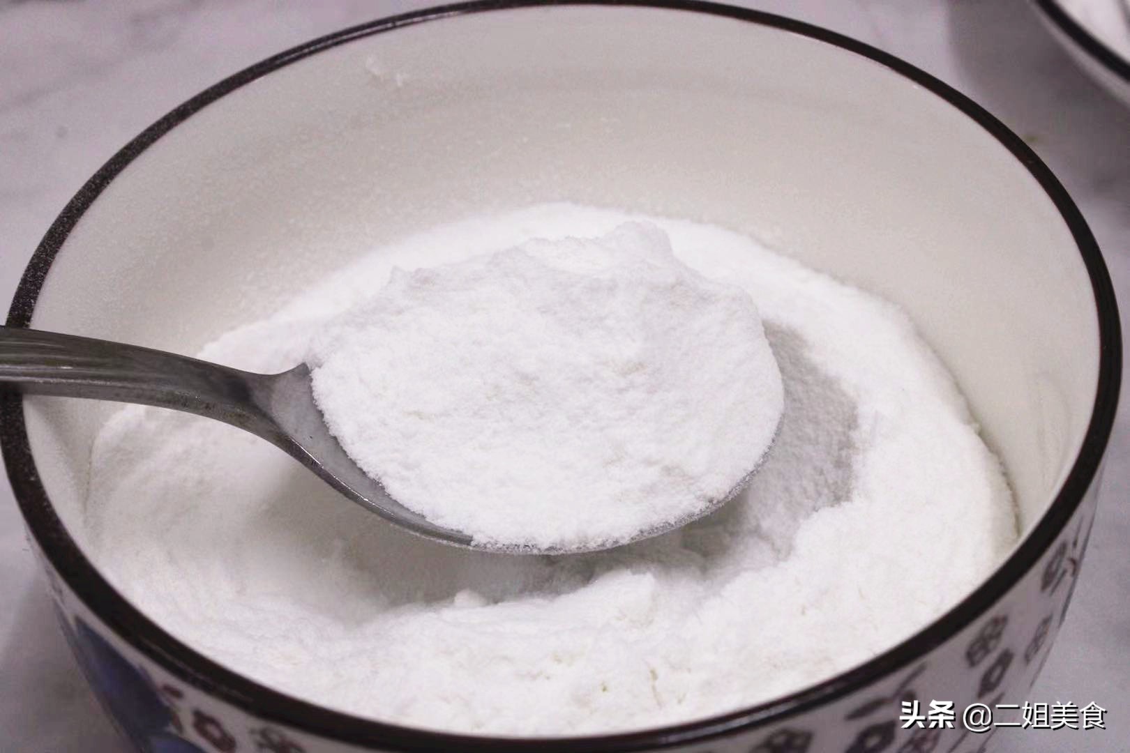 酵母粉和泡打粉小苏打的区别,发酵粉和泡打粉有什么区别