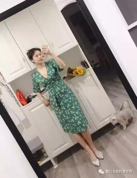 她们穿的连衣裙,她们穿的花裙子