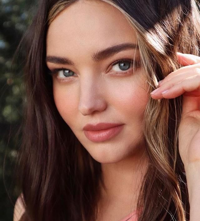 米兰达可儿以休闲搭配出镜,米兰达可儿穿粉色连衣裙接受采访