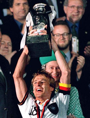 你还记得那时捧起大力神杯和德劳内杯的金色轰炸机—克林斯曼吗？