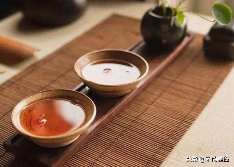 建盏和茶盏哪里不一样呢,喝茶的建盏是哪个建盏