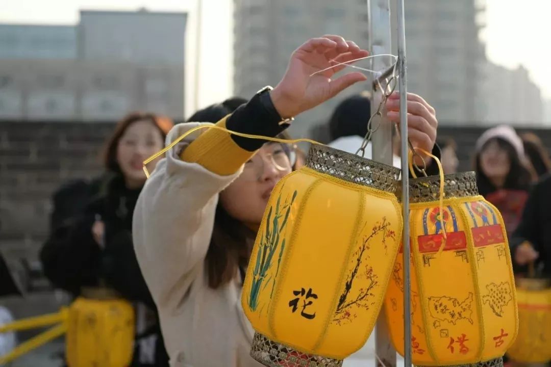 古城夜景灯光璀璨,欣赏古城夜晚灯火通明的景色