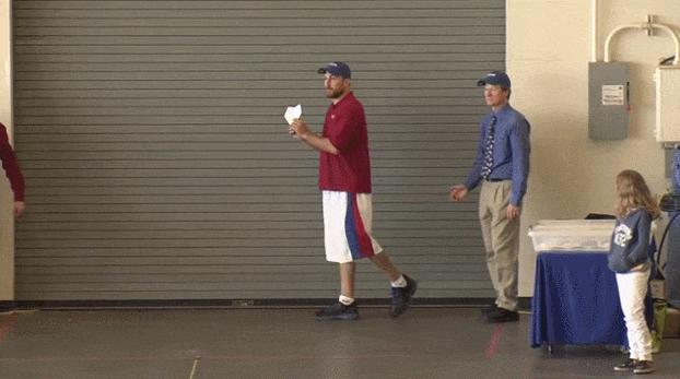 纸飞机能飞多远?美国大叔用A4纸折出吉尼斯记录,至今无人超越