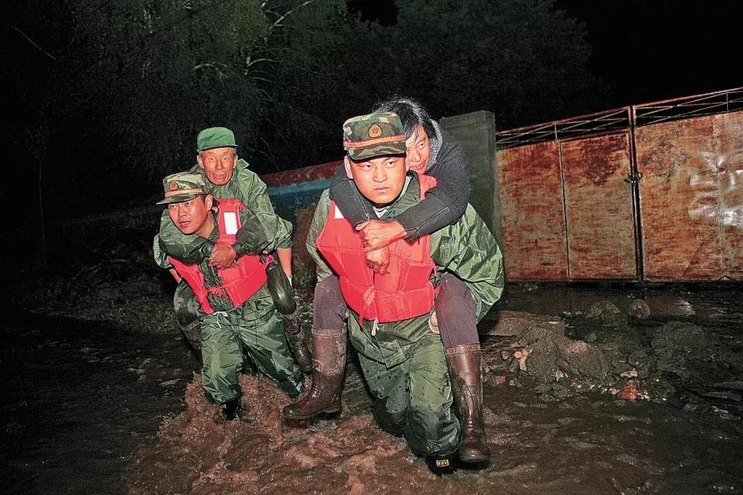 不穿军装的边防军人,军装公安边防