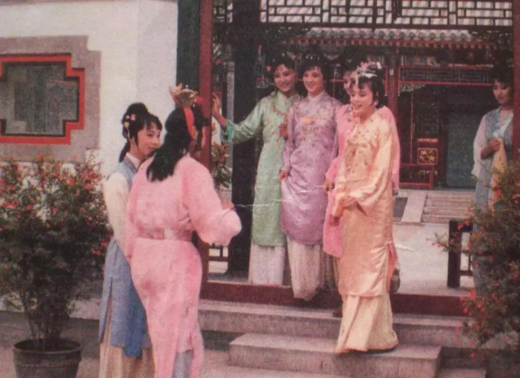 红楼梦贾宝玉为什么不喜欢薛宝钗,红楼梦中众人对贾宝玉的评价