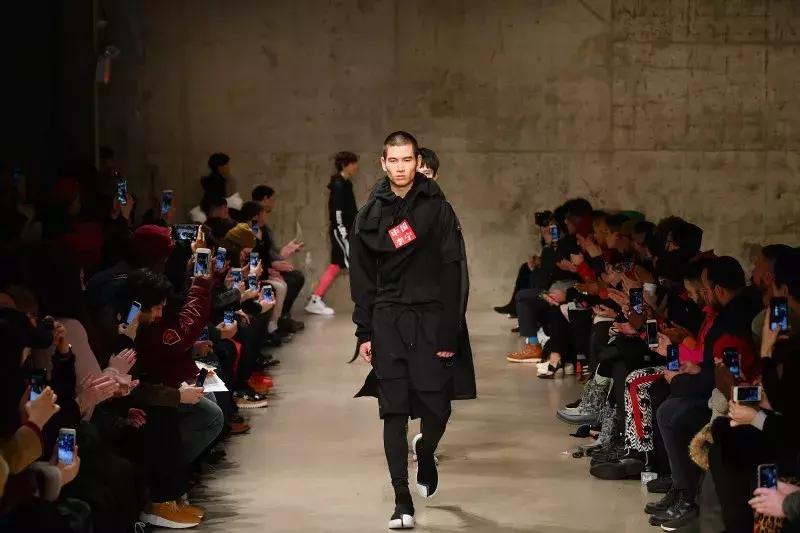 李宁从运动变潮流,从李宁小弟到市值反超