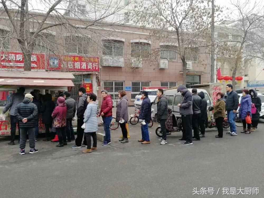 煎饼果子的正宗做法，一个20块钱都不贵，每天排队30分钟才能买到