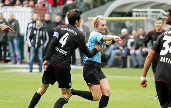 女裁判被袭击集锦,足球女裁判被袭视频