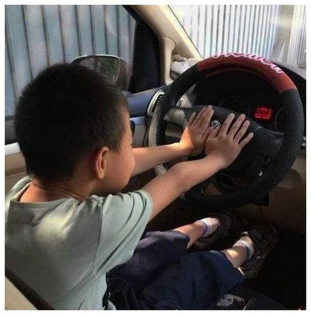 孩子反锁车内会有危险么,小孩被自己锁在车里怎么引导开门