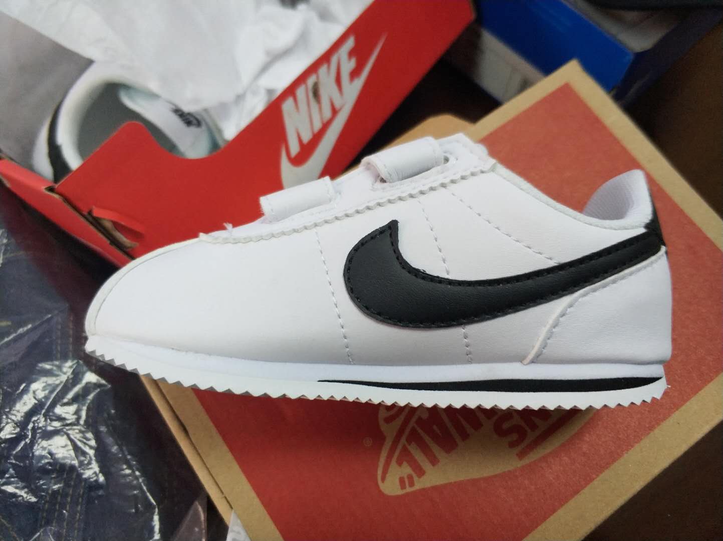 销售假冒阿迪达斯耐克怎么处罚,微商卖假nike鞋犯法吗