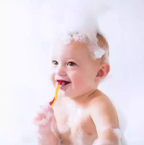 你们都给孩子刷牙吗,你们家18岁孩子刷牙吗