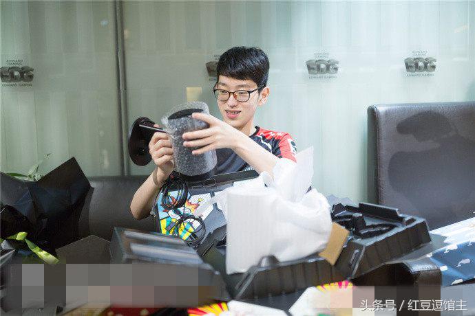 EDG上单Ray生日,下路组合“奇葩”祝福语爆笑全场,网友:真的皮