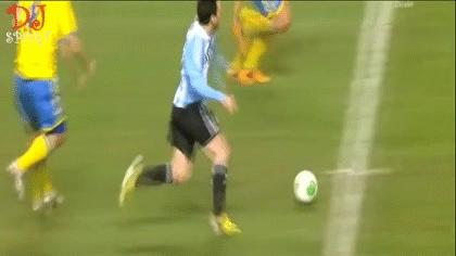 ohmygod,梅西竟对着这么多球员的裆部干那种事！