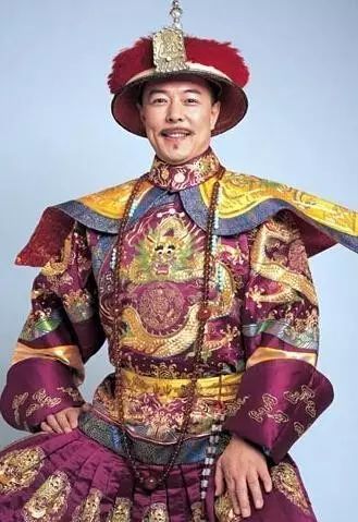 皇阿玛”张铁林”豪宅曝光，一屋子的收藏品究竟价值几何？