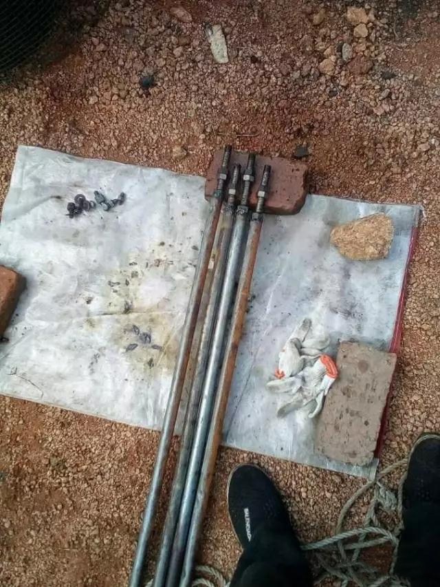 振动锤旋转转盘漏油怎么回事,挖掘机转盘漏油是什么原因