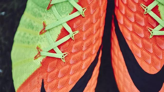 足球鞋毒蜂3优缺点,耐克紫色足球鞋实战测评