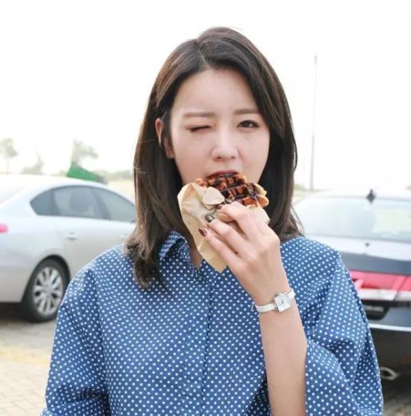 减龄秘籍学谭松韵穿出少女感,冬季怎么扎头发减龄又好看少女