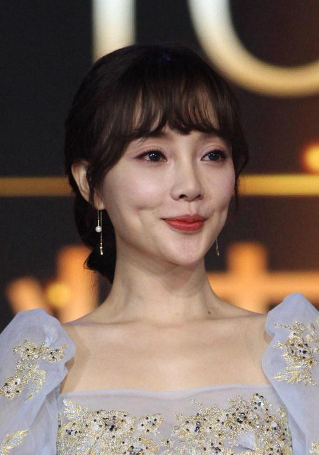 李小璐双眼皮褶,被美颜坑惨的明星
