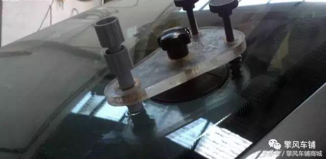 车玻璃砸了一个印子怎么办,车玻璃被石子弹出坑