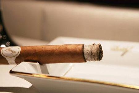 抽雪茄的动作怎么学,九分钟教你雪茄的正确抽法