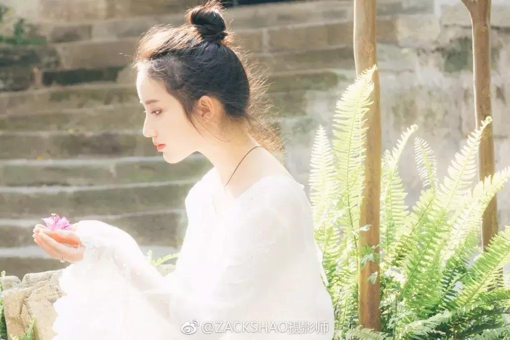 拍照怎么显脸小,拿奶茶显脸小拍照姿势