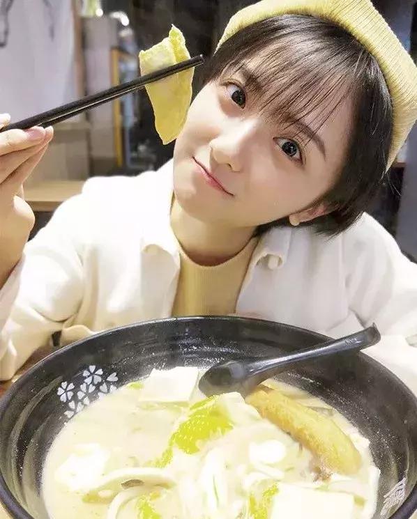 拍照怎么显脸小,拿奶茶显脸小拍照姿势