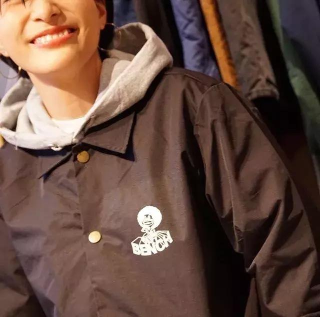 穿上这件外套你就是花丛中最酷的那朵花！