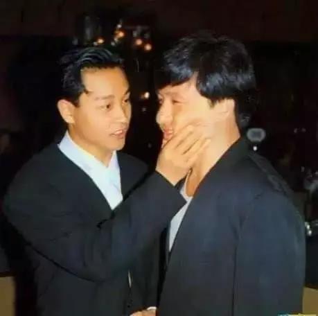 站着的霍金的照片,希拉里和霍金