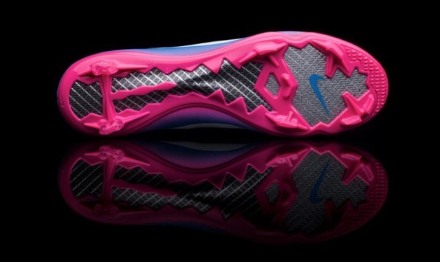 c罗足球鞋耐克无鞋带,c罗出道第一球