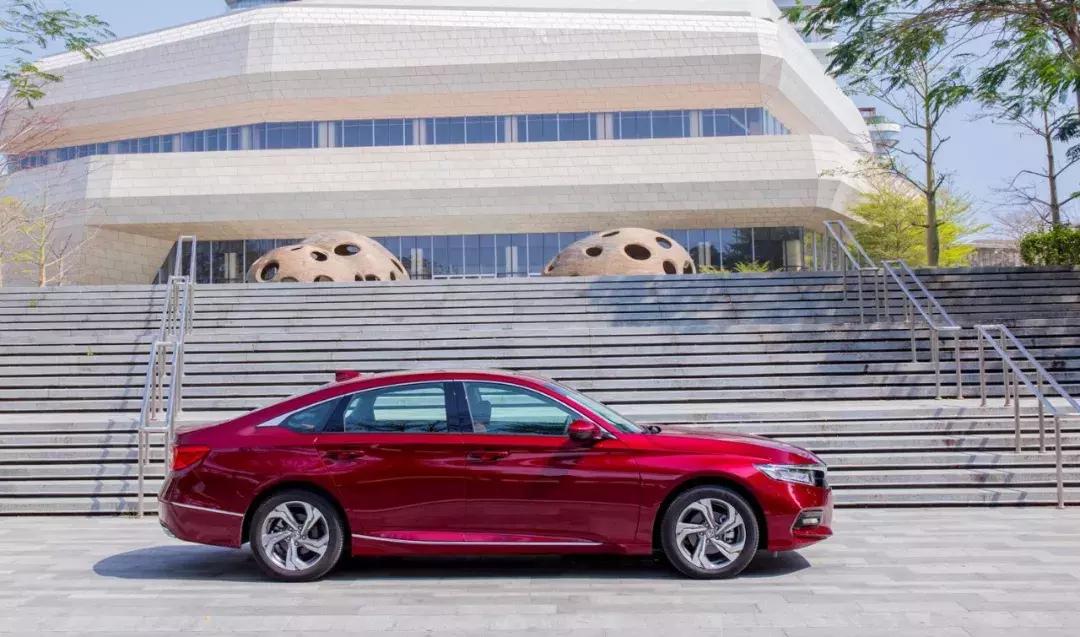 新雅阁2022款对比十代雅阁,新雅阁2022款对比十代雅阁颜值