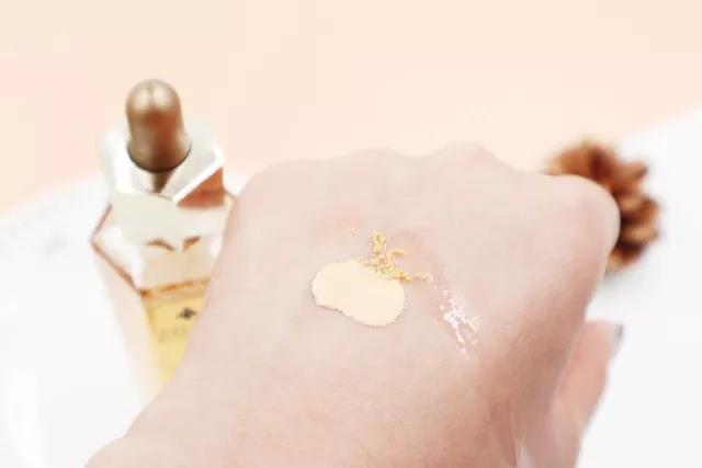 金子总是发亮的,贴在脸上是不是更亮?这个想法很壕