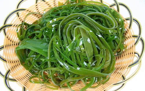 小白鞋上面的霉点如何清洗干净,小白鞋的鞋带拆不下来如何清洗呢