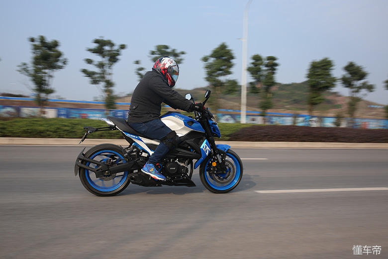 新感觉双缸250百公里加速,加速2秒左右的摩托车