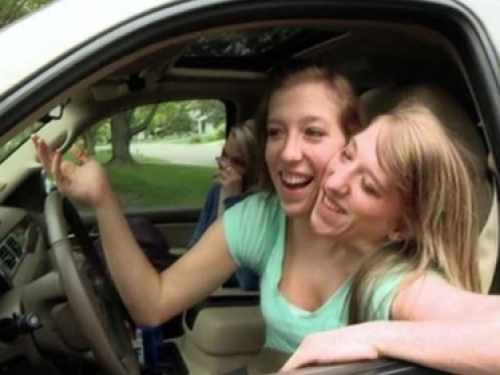 连体婴姐妹其中一个结婚了,连体姐妹一人结婚视频完整版