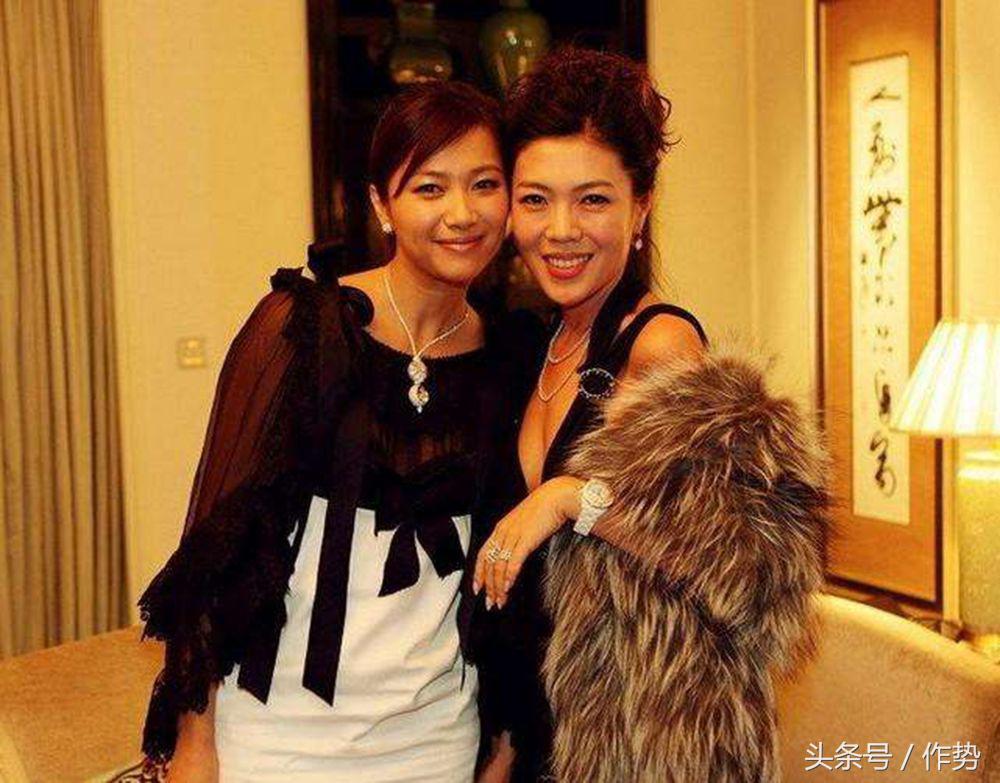 爱皮草爱蹭照、做微商搞代言，揭秘时尚芭莎女王——苏芒