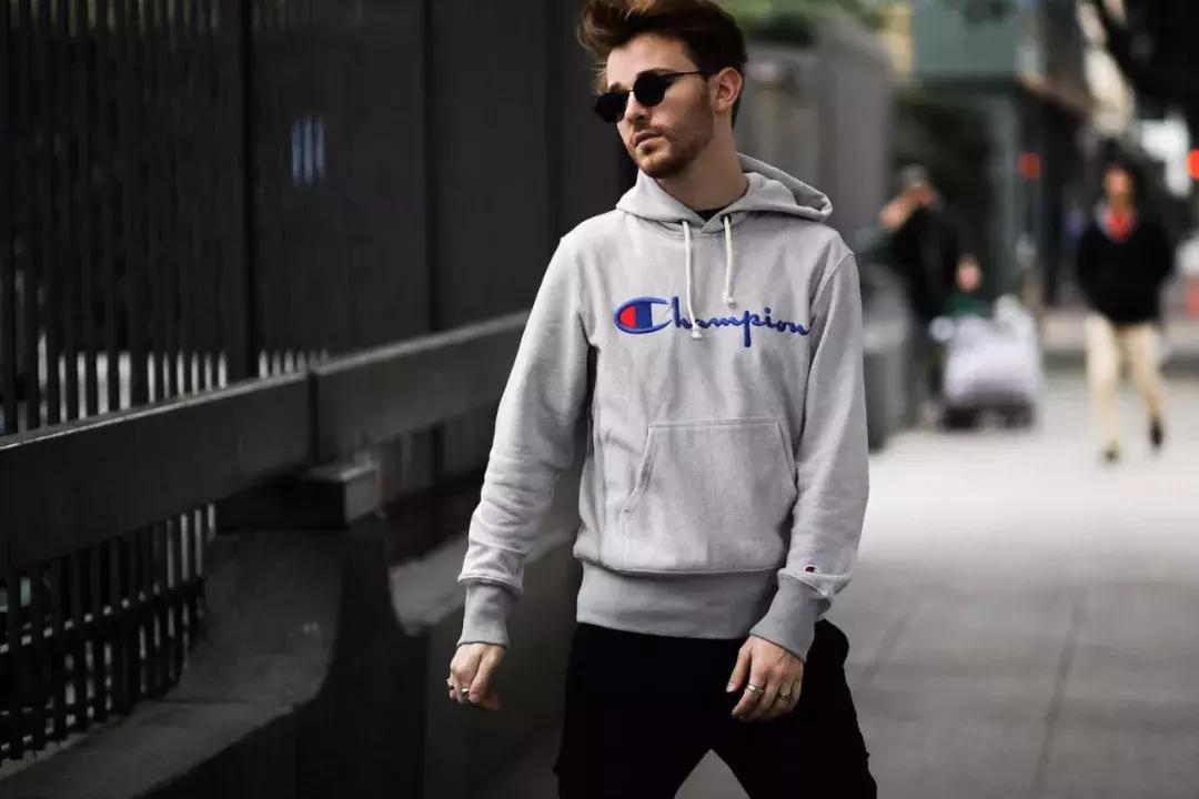 男士墨绿色帽衫怎么搭,不只有黑白色的男生穿搭