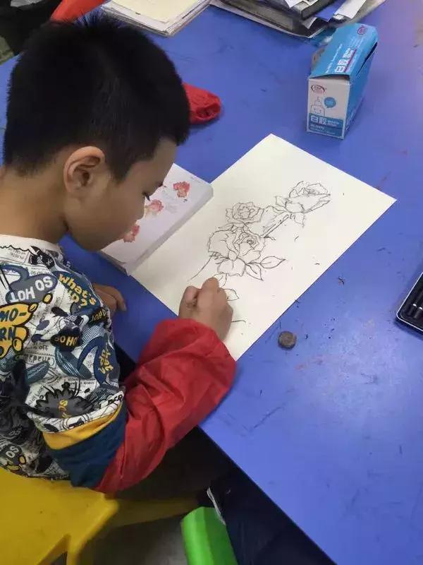 被英国校长一眼相中，这个10岁小男孩如何画出一片天