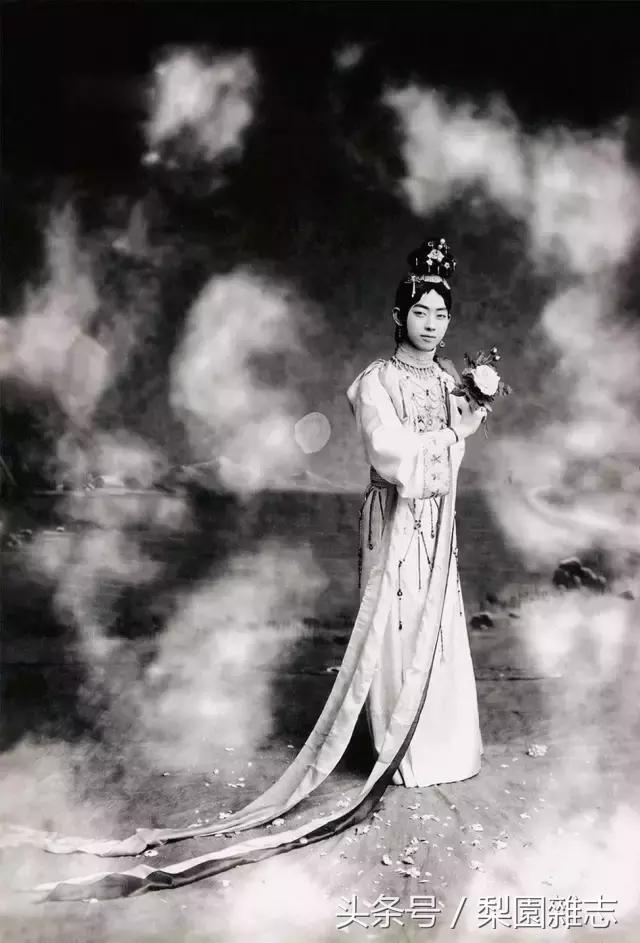 试论移步而不换形：关于京剧表演艺术的规律问题