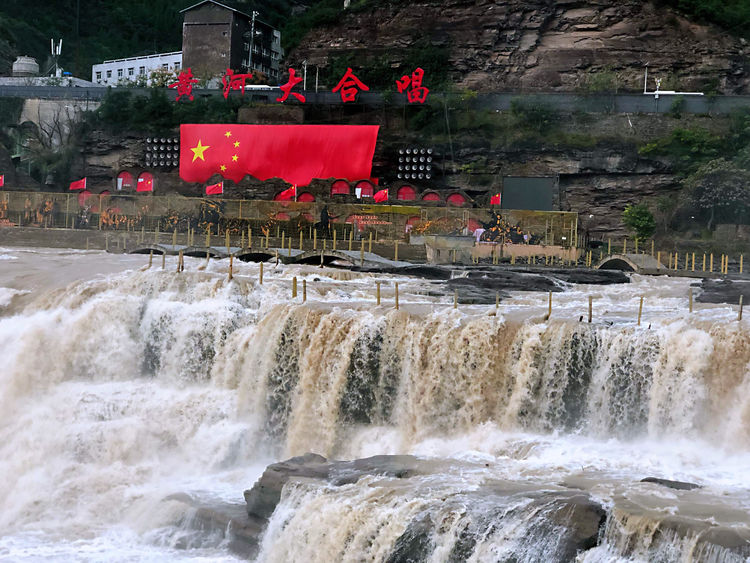 世界著名的十大瀑布中国上榜一个,世界三大瀑布气势磅礴大饱眼福