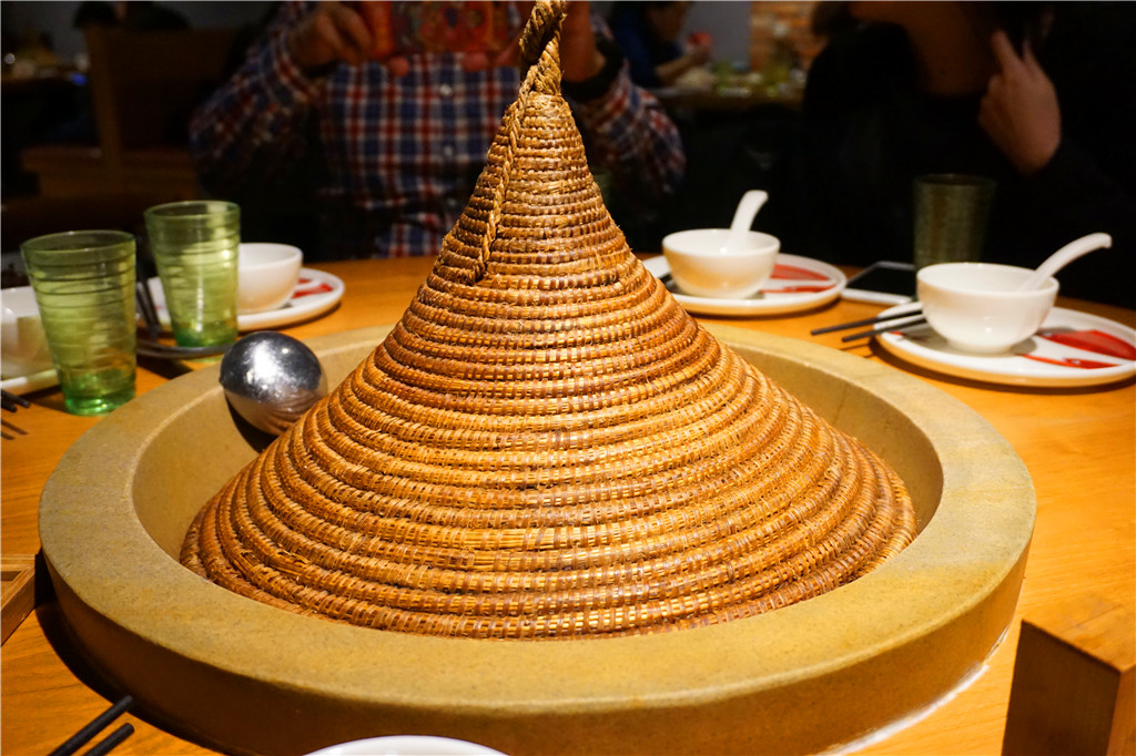 草帽盖出鲜滋味，春季吃鱼最当时——云中歌蒸汽石锅鱼吃起来！