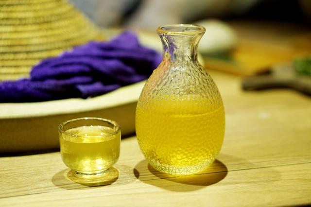 草帽盖出鲜滋味，春季吃鱼最当时——云中歌蒸汽石锅鱼吃起来！